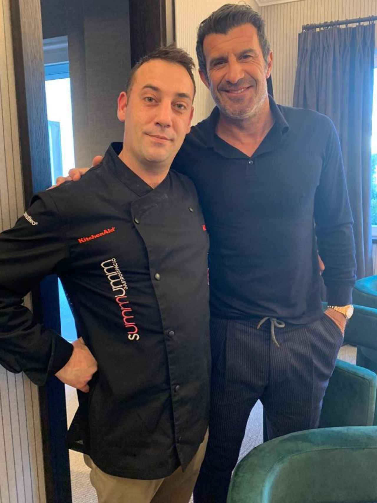 Alberto Mastomatteo, chef, junto el exfutbolista Luis Figo.