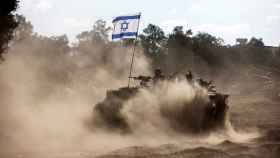 Un tanque se aproxima a la frontera para iniciar el ataque contra la Franja de Gaza