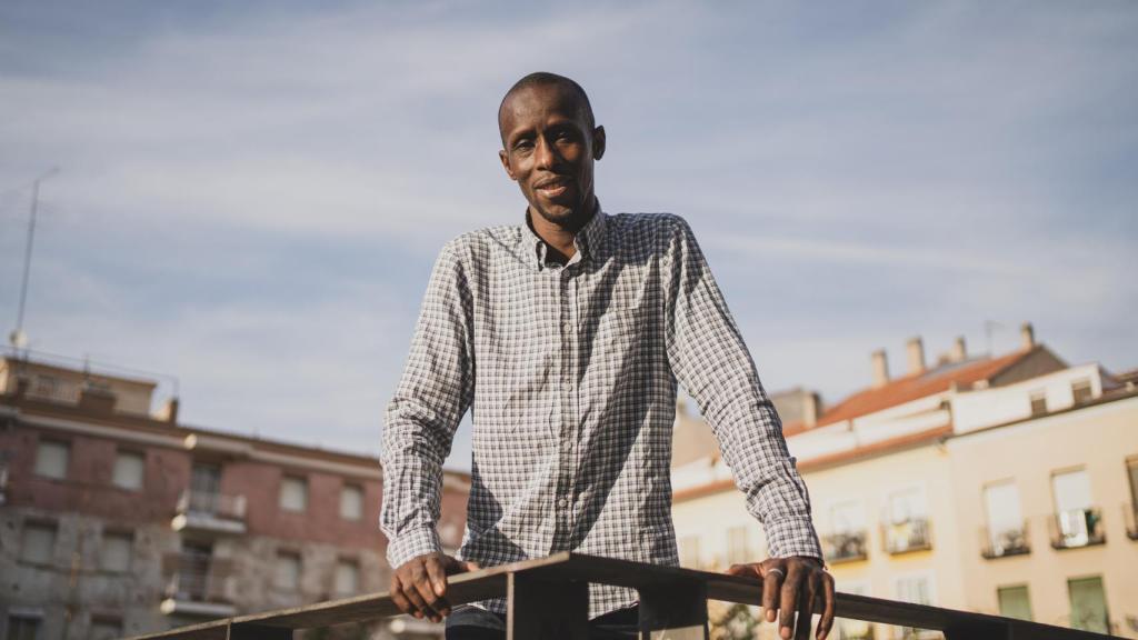 Serigne Mbayé en la plaza Nelson Mandela de Lavapiés