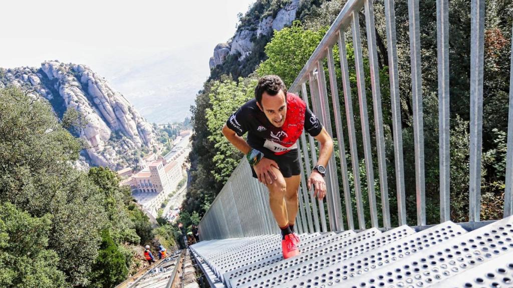 Ángel López subiendo el funicular de Monserrat.