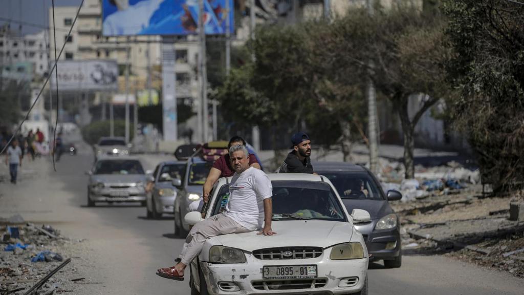 Palestinos huyen del norte de Gaza ante el comienzo inminente de la invasión terrestre israelí.