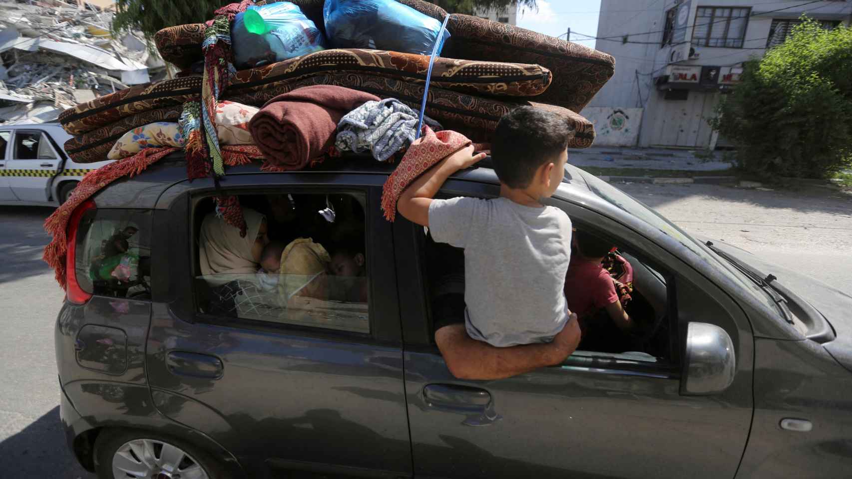 Una familia palestina huye en coche al sur de la Franja de Gaza, este viernes.