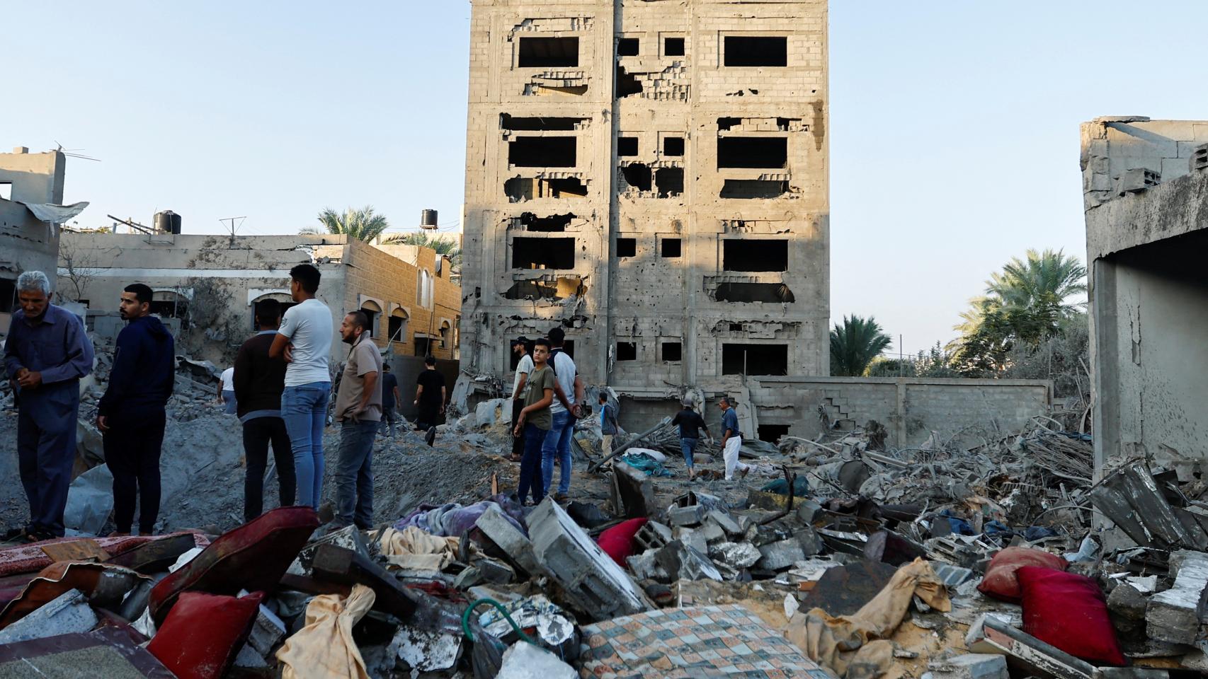 Palestinos observan la destrucción tras varios bombardeos de Israel sobre el sur de Gaza.