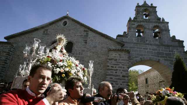 Imagen de una ofrenda a la Virgen de Sonsoles en el santuario que lleva su nombre, en Ávila.