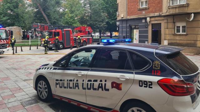 Policía Local de León y Bomberos en la calle Santa Ana