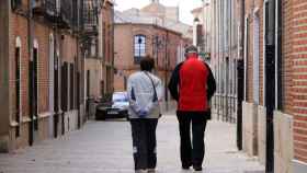 Vecinos pasean por Alaejos (Valladolid)