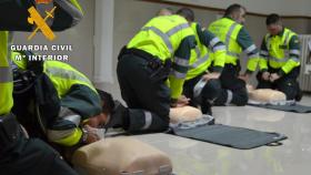 Imagen de una reanimación cardiopulmonar por parte de la Guardia Civil