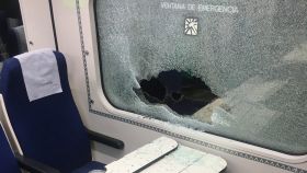 Una pedrada a un tren en marcha rompe dos cristales del vagón