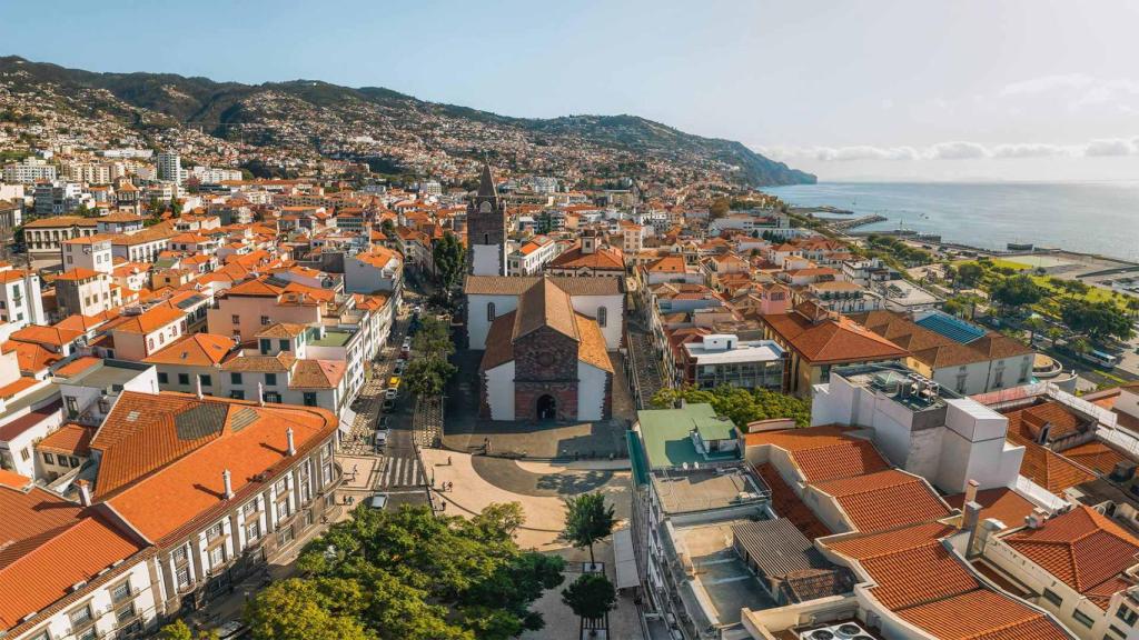 Vista panorámica de Funchal y su catedral