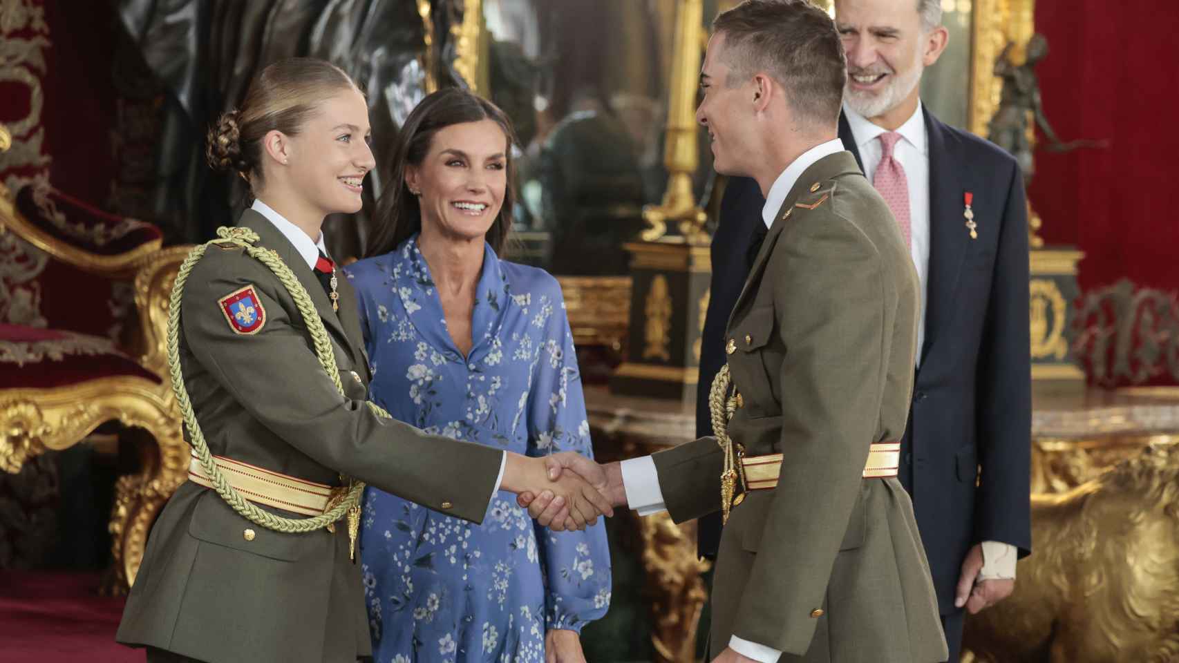 Leonor de Borbón junto a sus padres en el momento en que ha saludado a su compañero en el Salón del Trono.