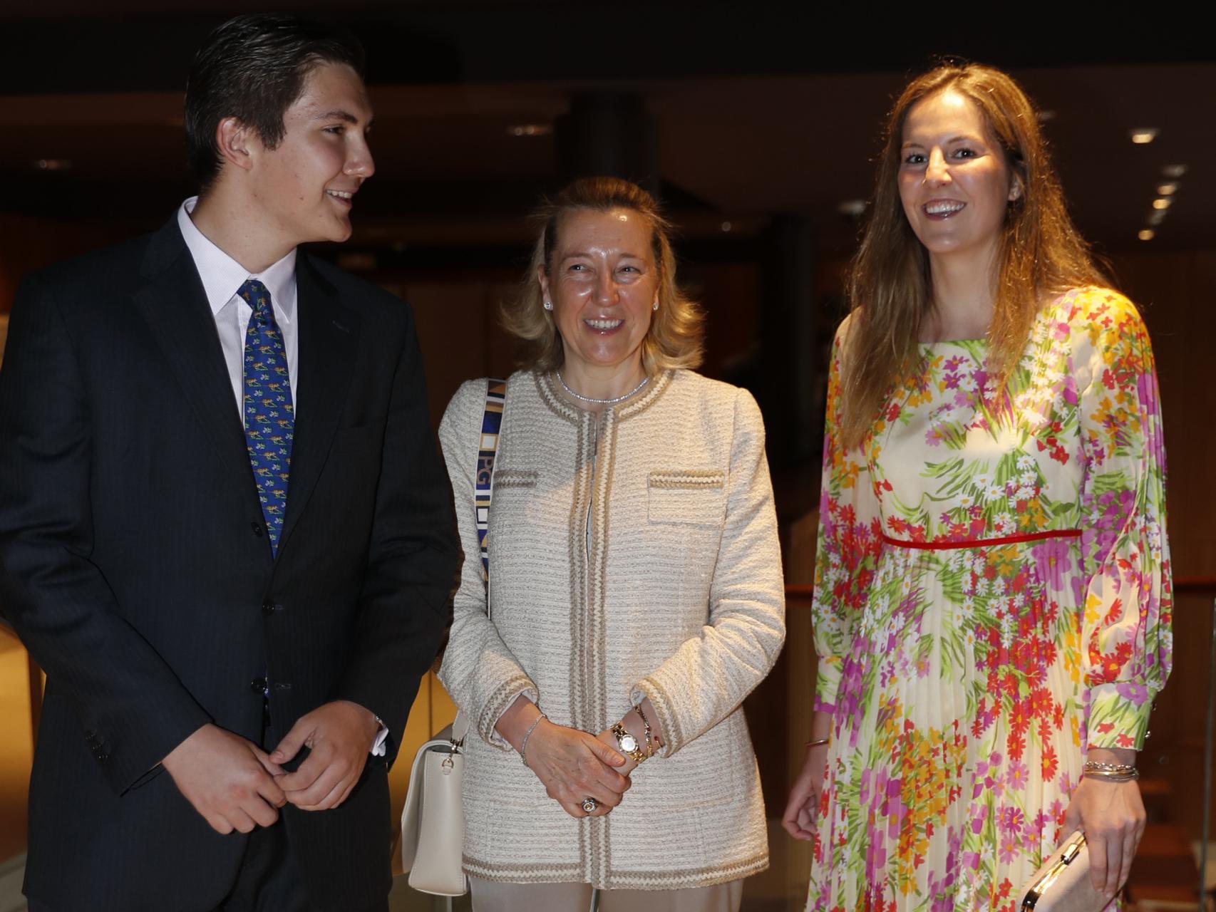 Pedro Pablo López-Quesada junto a su madre, Cristina de Borbón Dos-Sicilias y su hermana mayor, Victoria, en la exposición Acuarelas de Colores en Madrid.