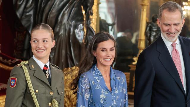 Leonor y los reyes durante el besamanos en la Fiesta Nacional.