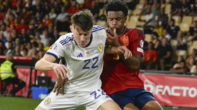 Alejandro Balde disputa un balón con Nathan Patterson durante el España - Escocia.