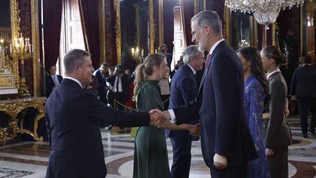 El Rey Felipe VI saluda a Emiliano García-Page en la recepción real del Día de la Fiesta Nacional