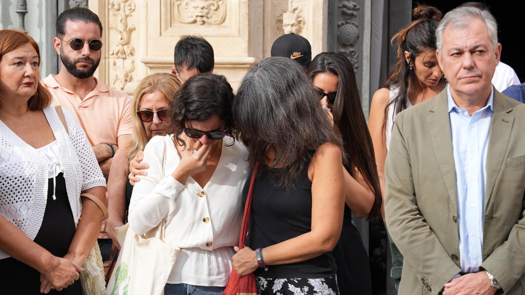 El alcalde de Sevilla, José Luis Sanz, junto a familiares de Maya Villalobo, durante el minuto de silencio por su memoria.