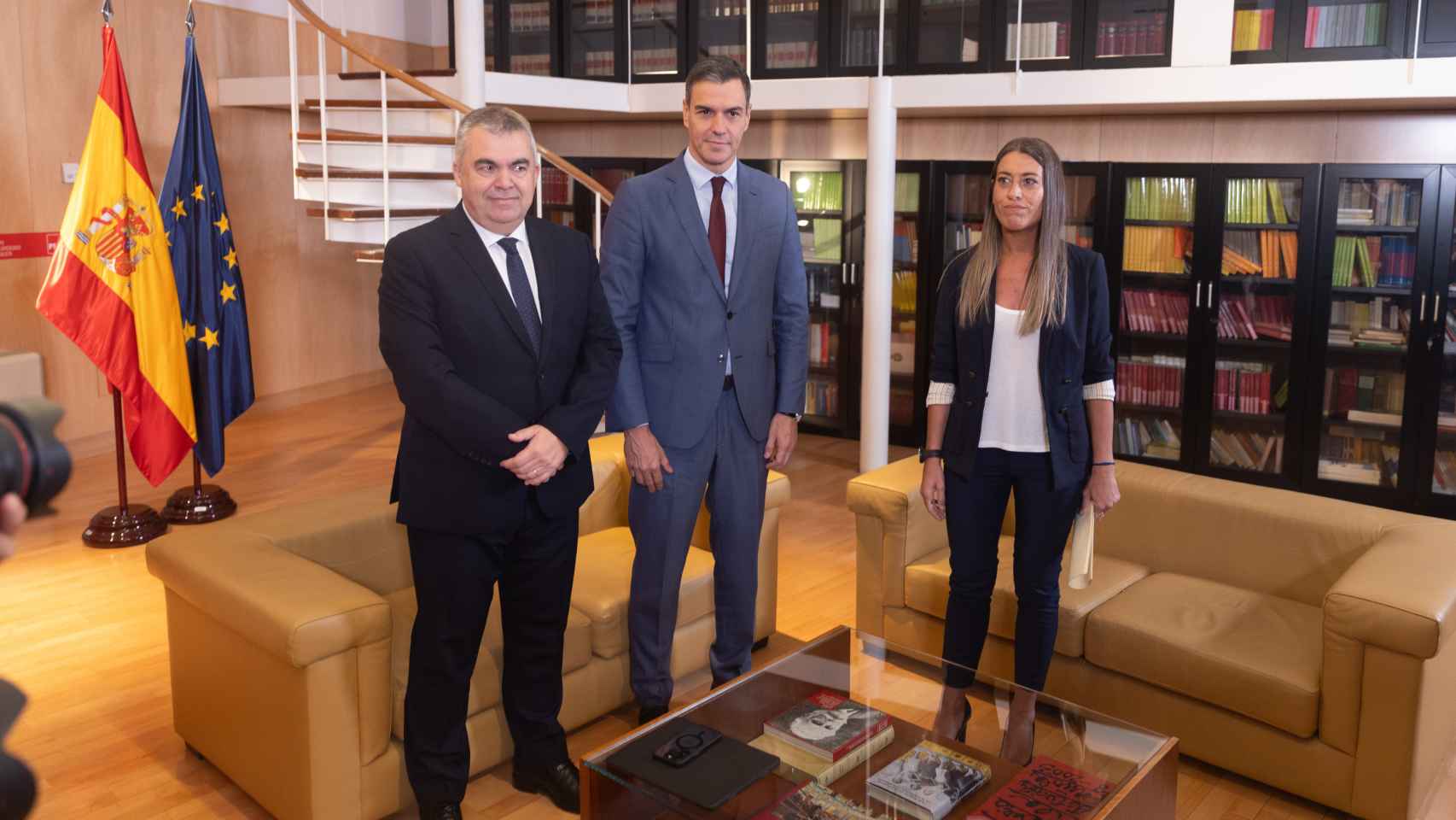 El secretario de Organización del Partido Socialista, Santos Cerdán y el presidente del Gobierno en funciones, Pedro Sánchez, reciben a la diputada de Junts, Miriam Nogueras.