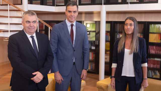 El secretario de Organización del Partido Socialista, Santos Cerdán y el presidente del Gobierno, Pedro Sánchez, reciben a la diputada de Junts, Miriam Nogueras, antes de la investidura. .