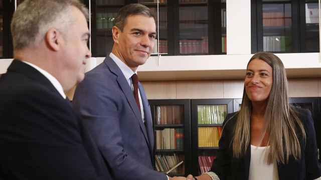 Santos Cerdán y Sánchez saludan a la portavoz parlamentaria de Junts, Nogueras, en el Congreso.