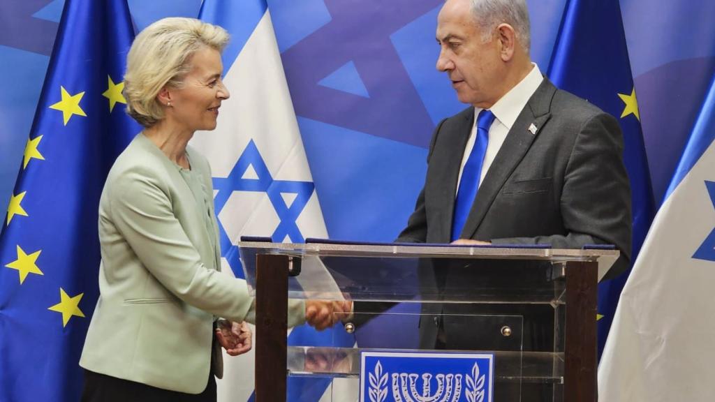 Ursula von der Leyen estrecha la mano del primer ministro israelí, Benjamin Netanyahu, en Tel Aviv.