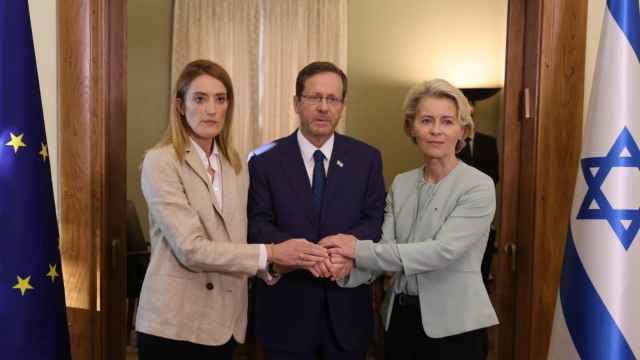 El presidente de Israel, Isaac Herzog, este jueves, entre Roberta Metsola, presidenta del Parlamento Europeo, y Ursula von der Leyen, presidenta de la Comisión.