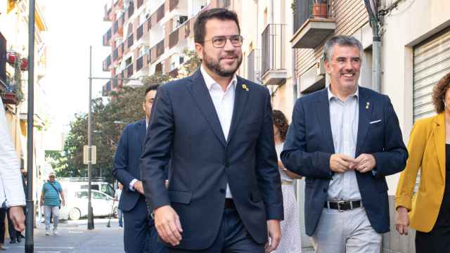 Pere Aragonès, presidente de la Generalitat, durante un acto político en Salt (Gerona), este viernes, junto a su alcalde.