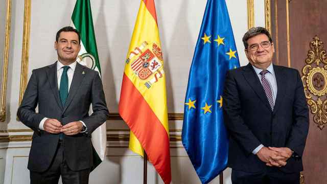 Juan Manuel Moreno, presidente de la Junta de Andalucía, y José Luis Escrivá, ministro de Inclusión, Seguridad Social y Migraciónes.