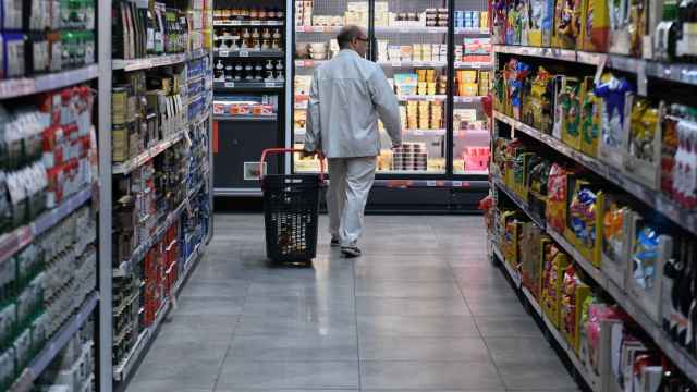 Una persona hace la compra en un supermercado del centro de Madrid.