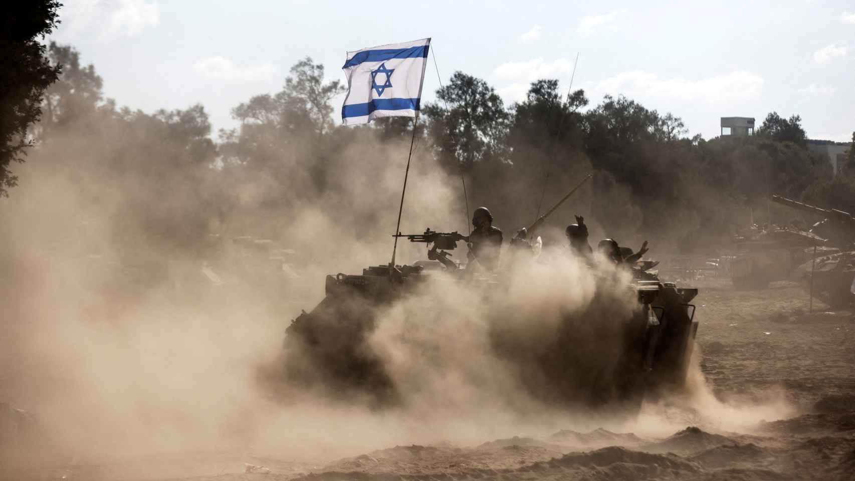 Un tanque israelí toma posición cerca de la frontera de Israel con la Franja de Gaza.
