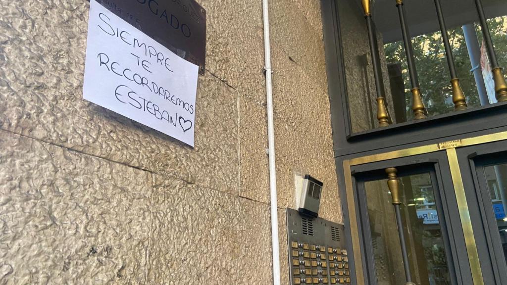 Portal del edificio en el que se produjo el asesinato.