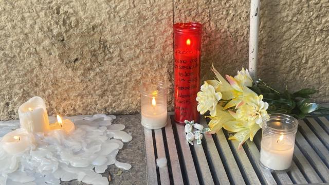 Flores y velas en la calle Alcalá 366 en homenaje a Esteban.