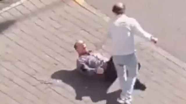 El diplomático atacado en un vídeo de redes sociales.