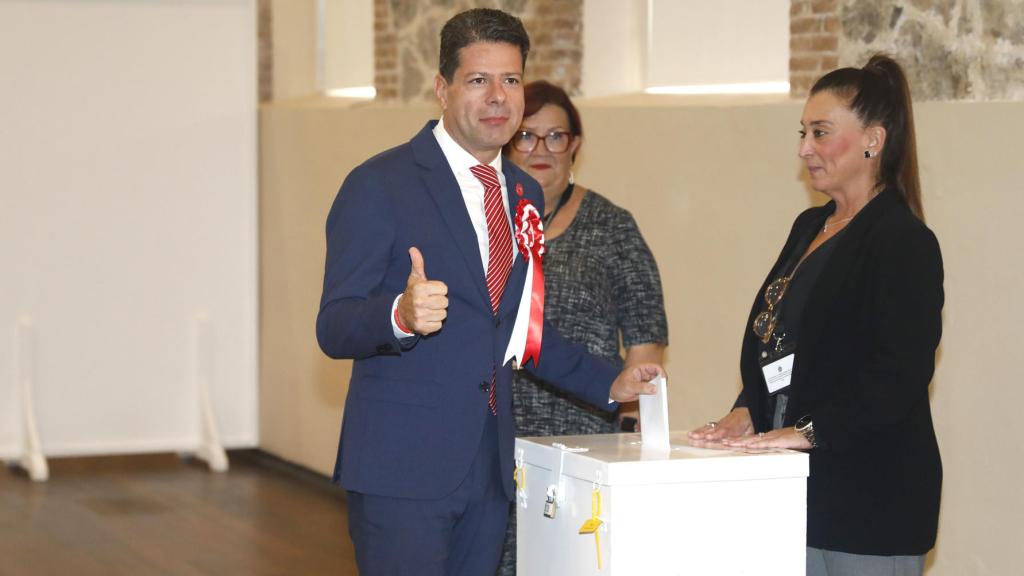 Fabian Picardo vota en las elecciones que se celebraron este jueves en Gibraltar.