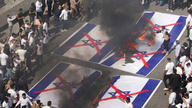 Manifestantes queman banderas de Israel este viernes en Bagdad, Irak.