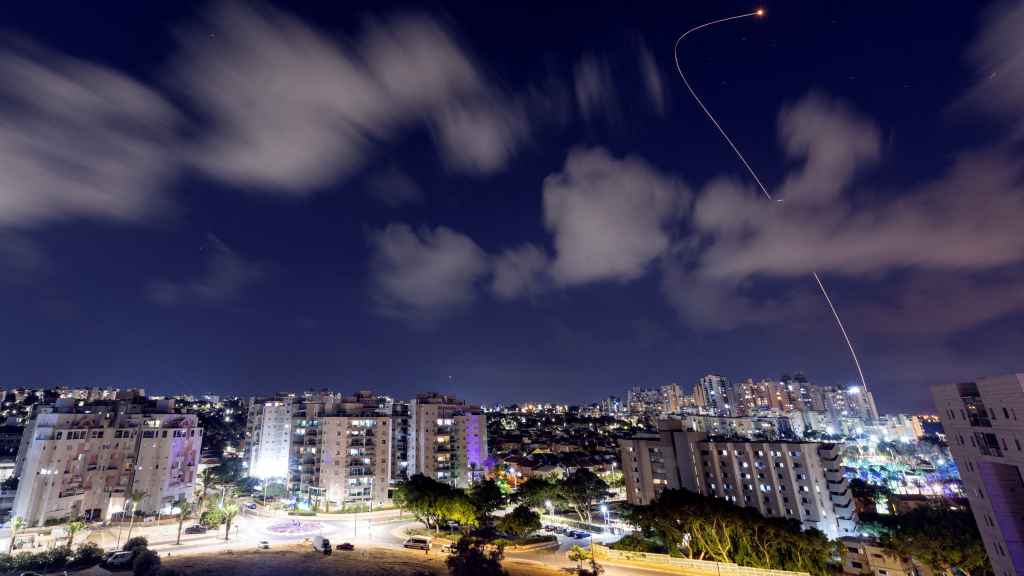 La Cúpula de Hierro de Israel intercepta cohetes lanzados desde Gaza.