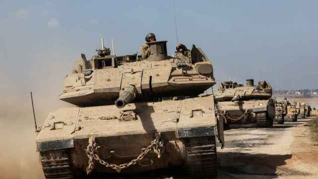 Tanques israelíes toman posiciones cerca de la frontera al sur de Gaza.