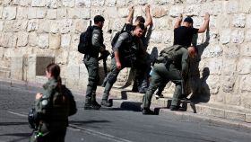 La Policía fronteriza israelí registra a palestinos cerca de la Puerta del León en la ciudad vieja de Jerusalén.