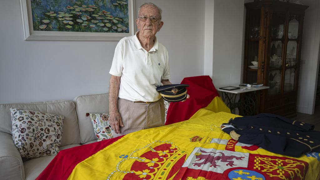 José Sevillano, posando con el uniforme de gala de Coronel del Cuerpo de Ingenieros y una bandera de España.
