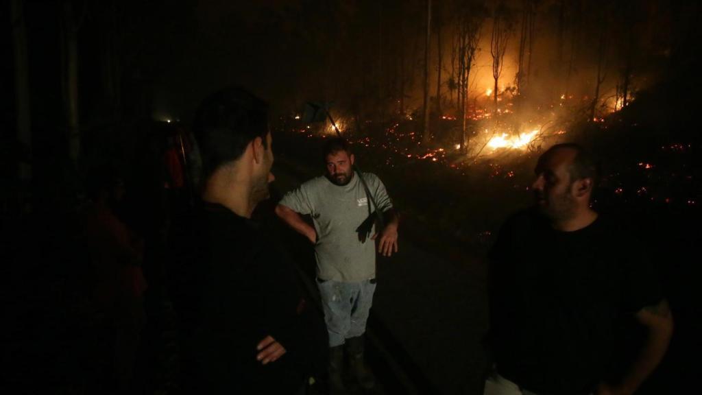 Vecinos colaboran en las labores de extinción de un incendio de Trabada (Lugo).