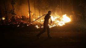 Vecinos colaboran en las labores de extinción del incendio de Trabada en una foto de archivo.