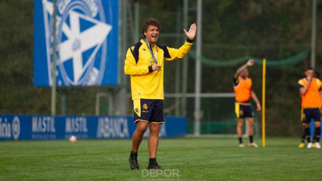 El técnico del Deportivo, Imanol Idiakez, durante un entrenamiento.