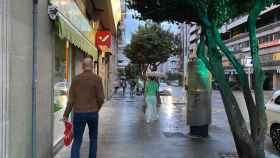Varias personas caminan bajo la lluvia en Vigo.
