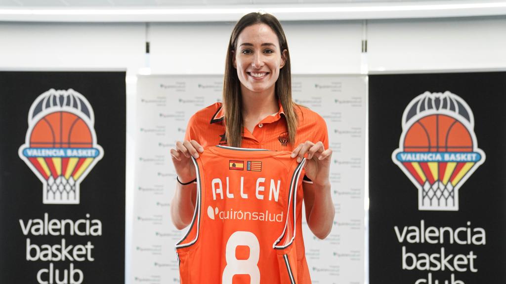 La jugadora del Valencia Basket, Bec Allen, en  Quirónsalud Mercado de Colón con su nueva camiseta.