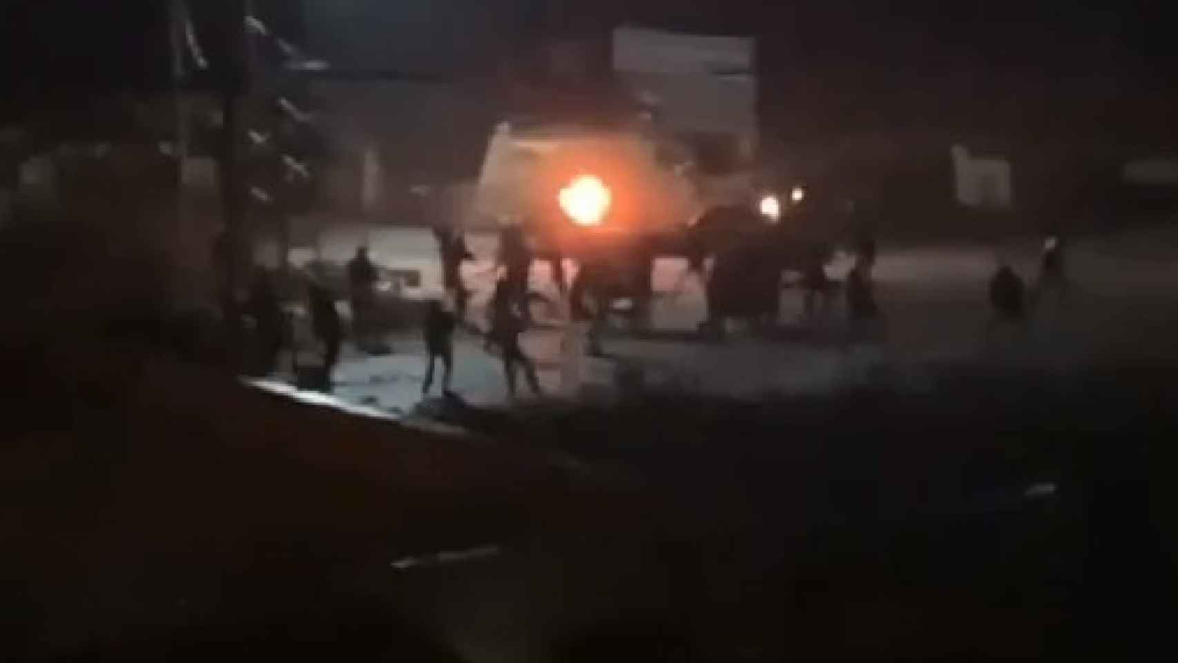 Jóvenes atacan los vehículos de las FDI en la localidad de Silwad.