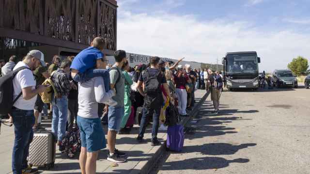 Los pasajeros afectados por las averías en Cuenca, esperando a ser trasladados en autobús.