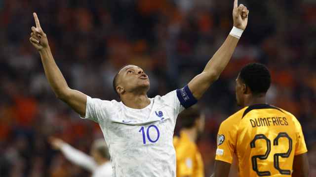 Kylian Mbappé celebra un gol en el Países Bajos - Francia.
