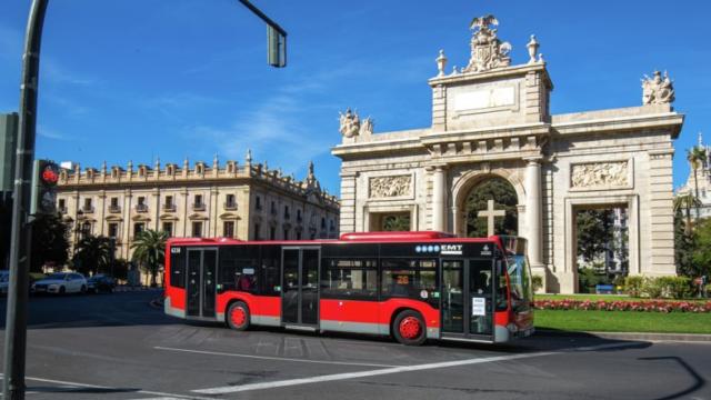 Un autobús de la EMT de Valencia en una imagen de archivo. EE