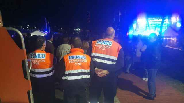 Voluntarios de Protección Civil anoche en el concierto de París de Noia en Ávila