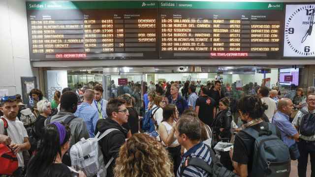 Una persona mira las pantallas del vestíbulo de la estación de Chamartín, en Madrid, este viernes