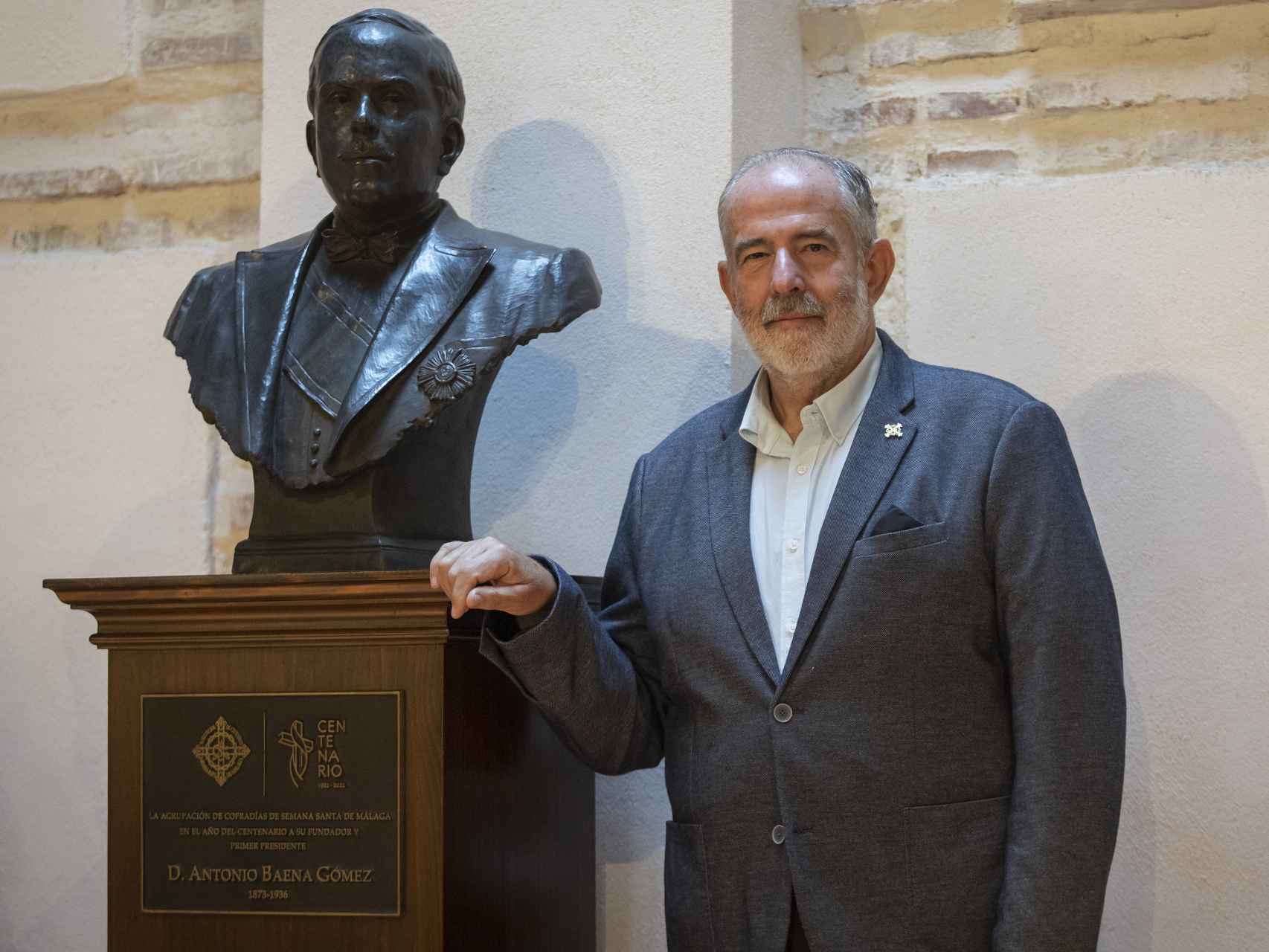 José Carlos Garín, junto al busto de Antonio Baena.