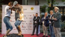 Tradicional pisado de la uva en la Fiesta de la Vendimia de la Milla de Oro de Madrid